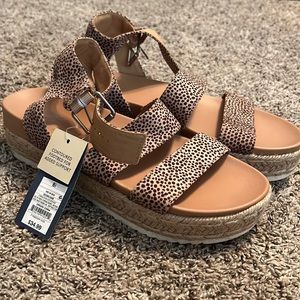 Universal Thread NWT 8 1/2 womens sandal